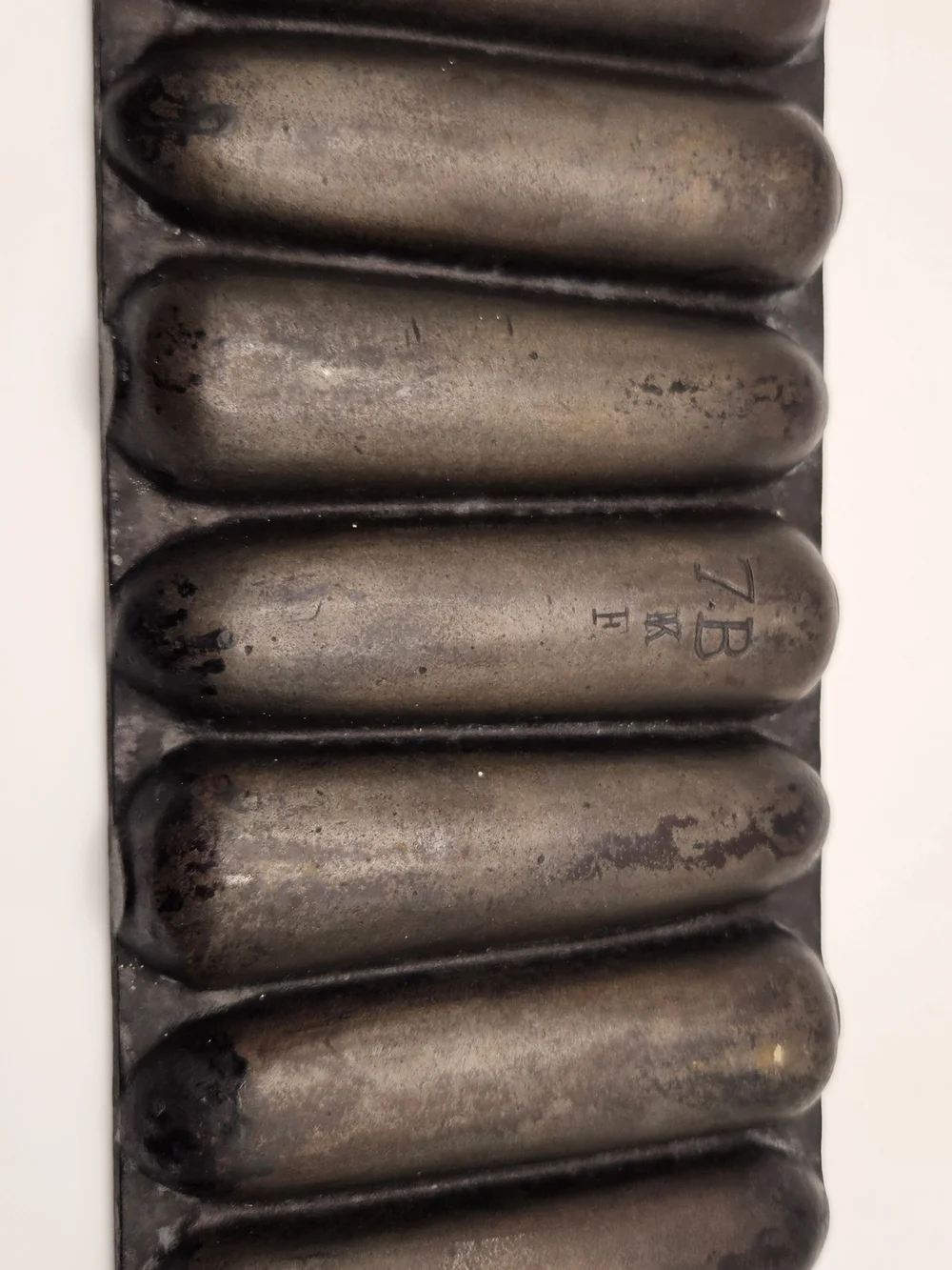 Vintage 7-Slot Cast Iron Cornstick Pan Marked 7B KF Cornbread Baking Mold
